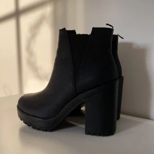 Boots - Supernice svarta boots i jättebra skick! Perfekta för hösten!!😍 Inte använda alls mycket. Klackhöjd: 10,5cm, platå fram: 2,5 cm 🫶🏼