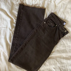 Zara Jeans - Bruna jeans från Zara! Jag är 175cm och dom sitter perfekt på mig. Strl 40! Köparen står för fraktkostnad🤎