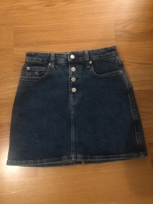 Nyskick! Calvin Klein jeanskjol W27 - Den är aldrig använd 