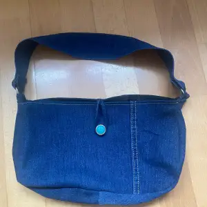 Denim väska handgjord av upcyclat Jean !