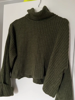 Hoodie, Gina tricot - Lite croppad tjocktröja, fint skick