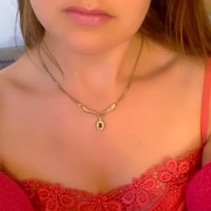 Halsband  - Vackert guldfärgat halsband   Okänt material 