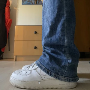 Air force 1s - Säljer mina aire Forces som är använda ett 10 tal gånger, dem är i väldigt bra skick. Storlek 38,5, nypris 1200