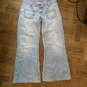 Coola jeans - Säljer mina älskade jeans!! Coola fickor där fram, lågmidjade och vida. Jag är 160 och dom är för långa för mig!  