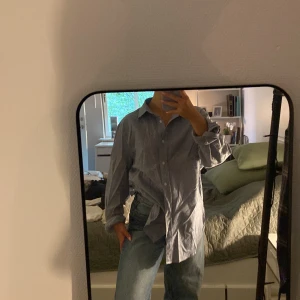 Oversized skjorta - Snygg oversized vit/blårandig skjorta! För oversized för mig som är 160cm lång och petite! Hör av dig för mer info 💛