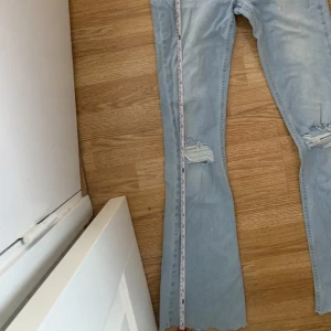 Bootcut jeans - Så trendiga snygga jeans som är helt oanvända! Så snygga hål!! 
