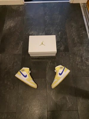 Jordan - Jordan 1 mid lemon wash lapis  Storlek: 37,5 Cond: 10/10 (brand new) Pris: 1999kr