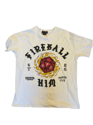 Stranger things t-shirt - En jättefin Stranger things t-shirt som är köpt i Spanien, endast använd ett par fåtal gånger