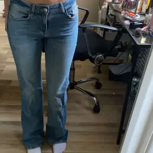 Lågmidjade utsvängda jeans ifrån hm💕 skit snygga men dom kommer inte till användning av mig 