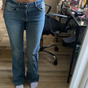 Lågmidjade jeans - Lågmidjade utsvängda jeans ifrån hm💕 skit snygga men dom kommer inte till användning av mig 