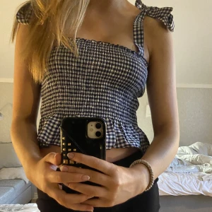 Rutigt linne - Rutigt linne i storlek s, stretchigt material. 40kr +frakt, tryck på köp nu 