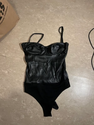 Body - Body i fejk läder