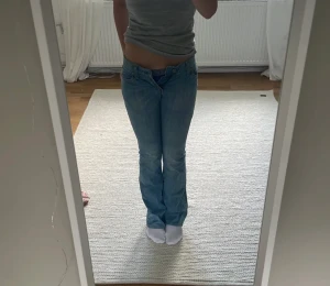 Bootcut levis Jeans - Jag säljer dessa super fina lågmidjiade, Levis jeansen som jag har köpt här på Plick men som tyvärr var för små för mig. Dom passar mig som är ca 169 och måttet rakt över är 34 cm. Priset kan diskuteras.Har du några frågor så är det bara att höra av sig!💕