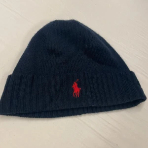 Ralph lauren mössa äkta  - Ja säljer min äkta ralph lauren mössa. Nästan helt oanvänd