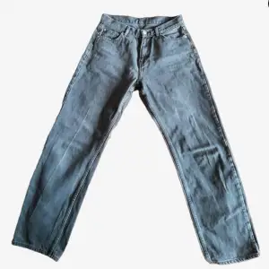 Mörk gråa/washed svarta raka/lite baggy jeans, w28, ganska mycket använda men väl omhändetagna, skulle säga midwaist fit (för små för mig)