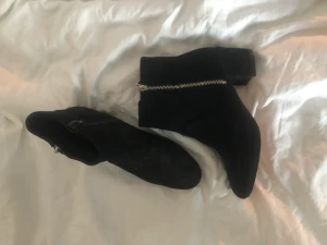 Ankel boots  - Ankel boots från en butik i Spanien i storlek 39. Skorna är dock ganska små i storleken. Använda en eller två gånger. Pris 100 kr + frakt eller mötas upp i Stockholms området 