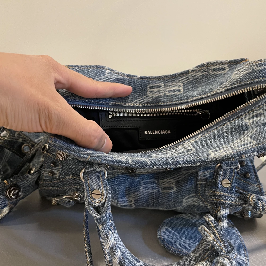 Balenciaga Le Cagole denim väska  - 91