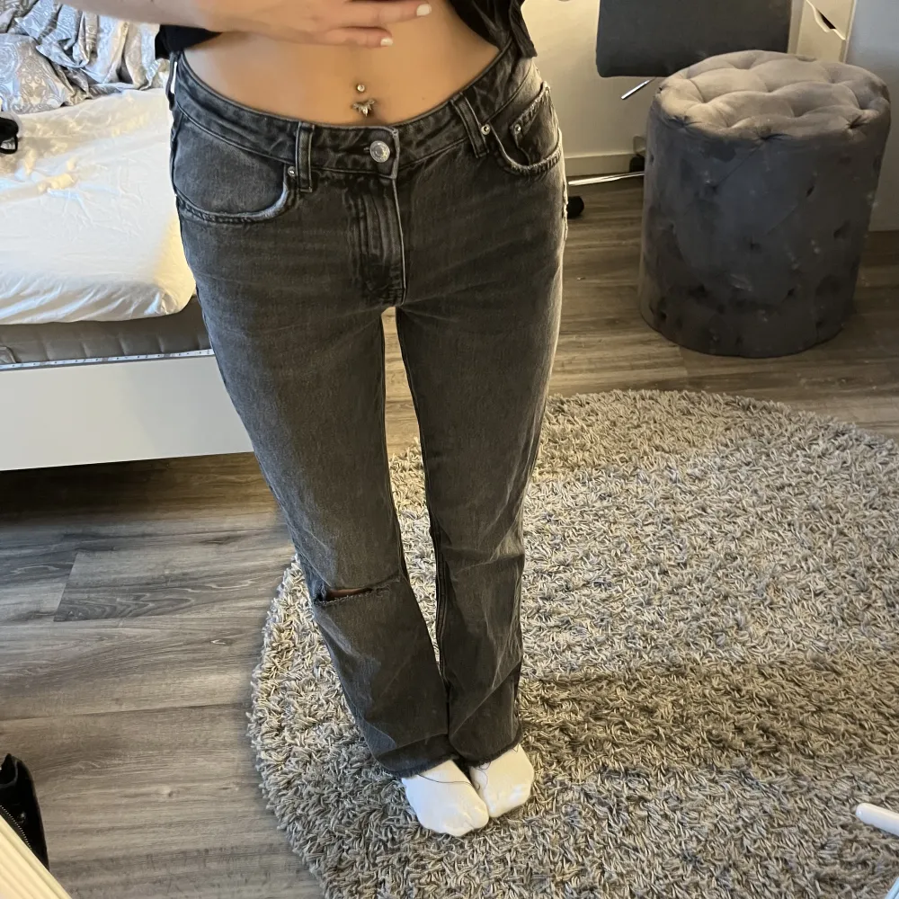 Gråa midwaist jeans från gina, hål vid knäet.. Jeans & Byxor.