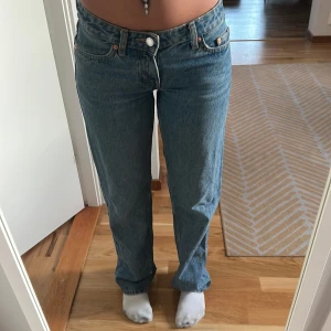 Arrow Jeans Weekday - Arrow low straight jeans nu säljer jag mina weekday jeans pågrund av att de inte är min still knappt använda ord pris 500kr