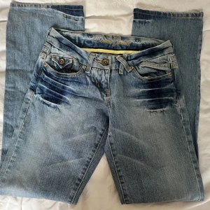 Lågmidjade jeans - Lågmidjade jeans, i bra skick med snygga fickor💕 Storlek W26 L32, är lite långa på mig som är 150cm men de passar! 