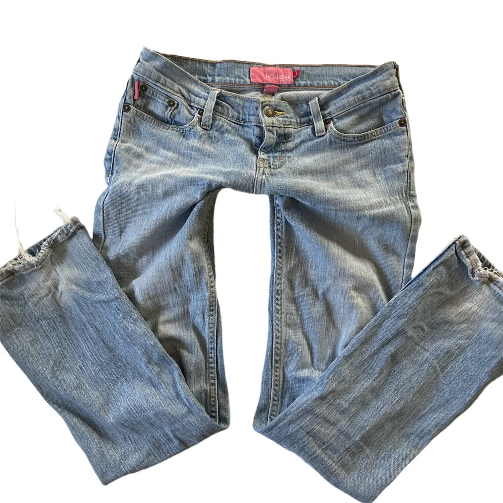Lowwaist jeans i ljustvätt! Så fina! Midjemått: ca 79 cm, innerbenslängd: ca 74 cm 🫶🏼. Jeans & Byxor.