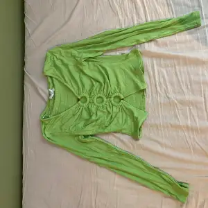 Säljer en limegrön långärmad tröja från princess polly i storlek 38. Aldrig använd, endast testad en gång. Nyskick