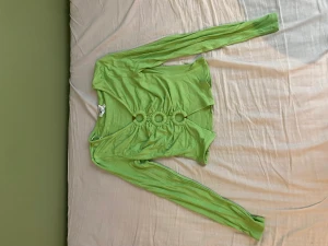 Topp princess polly - Säljer en limegrön långärmad tröja från princess polly i storlek 38. Aldrig använd, endast testad en gång. Nyskick