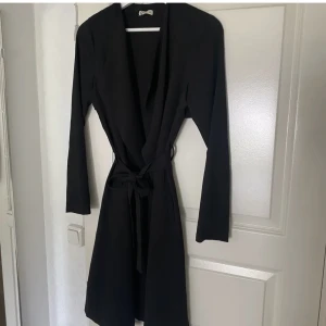 Kappa - En tunn kappa från Cubus i strl xs. Mycket fint skick, knappt använd. Köpare står för frakt, kan skicka fler bilder💕