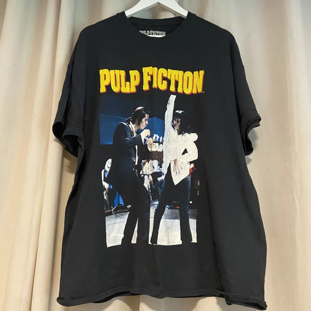 Hej! Säljer denna Pulp Fiction T-shirt från Urban Outfitters. Storlek M men är oversized, fits L. Nypris 500kr. Rätt bra skick, trycket börjar bli lite nött efter tvättning. Hör av er vid funderingar!😊. T-shirts.