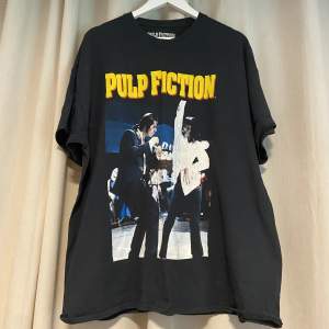 Hej! Säljer denna Pulp Fiction T-shirt från Urban Outfitters. Storlek M men är oversized, fits L. Nypris 500kr. Rätt bra skick, trycket börjar bli lite nött efter tvättning. Hör av er vid funderingar!😊