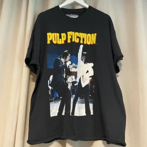 Pulp Fiction T-shirt - Hej! Säljer denna Pulp Fiction T-shirt från Urban Outfitters. Storlek M men är oversized, fits L. Nypris 500kr. Rätt bra skick, trycket börjar bli lite nött efter tvättning. Hör av er vid funderingar!😊