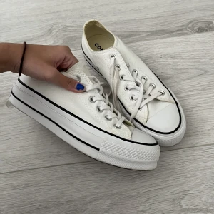 Converse  - Säljer dessa fina Converse med hög sula då de tyvärr inte kommer till nån använding. De är i fint skick då dem inte är använda så mycket. Hör av er vid frågor eller fler bilder 🥰