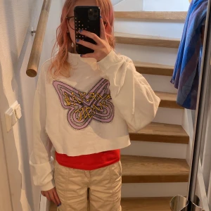 Sweatshirt med tryck - Säljer nu denna sweatshirt med tryck från H&M (divided). Trycket är en lila fjäril där det står ”karma & magic”. Den är i väldigt bra skick. Pris går att diskuteras❤️.