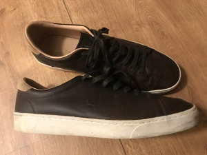 Herrskor Fred Perry 45  - Säljer ett par Fred Perry skor som nya, inga defekter.  Säljer alla mina skor som är i storlek 45!  Pris för dessa kan diskuteras   Hör av er om ni vill veta mer   //Borås 