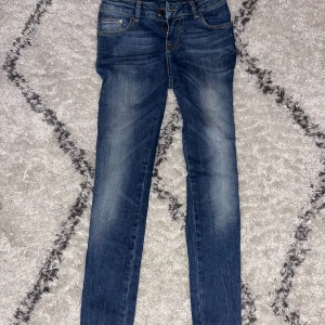 Jeans - Snygga lågmidjade jeans!! Min mammas gamla. Går att sy till en tyg bit där nere om man vill ha mer flare.