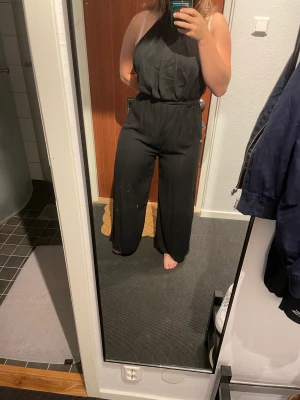 Byxdress - Byxdress från shein. Aldrig använd. Fint fall över bysten. Fin halsringning. Knytband i midjan. Storlek L