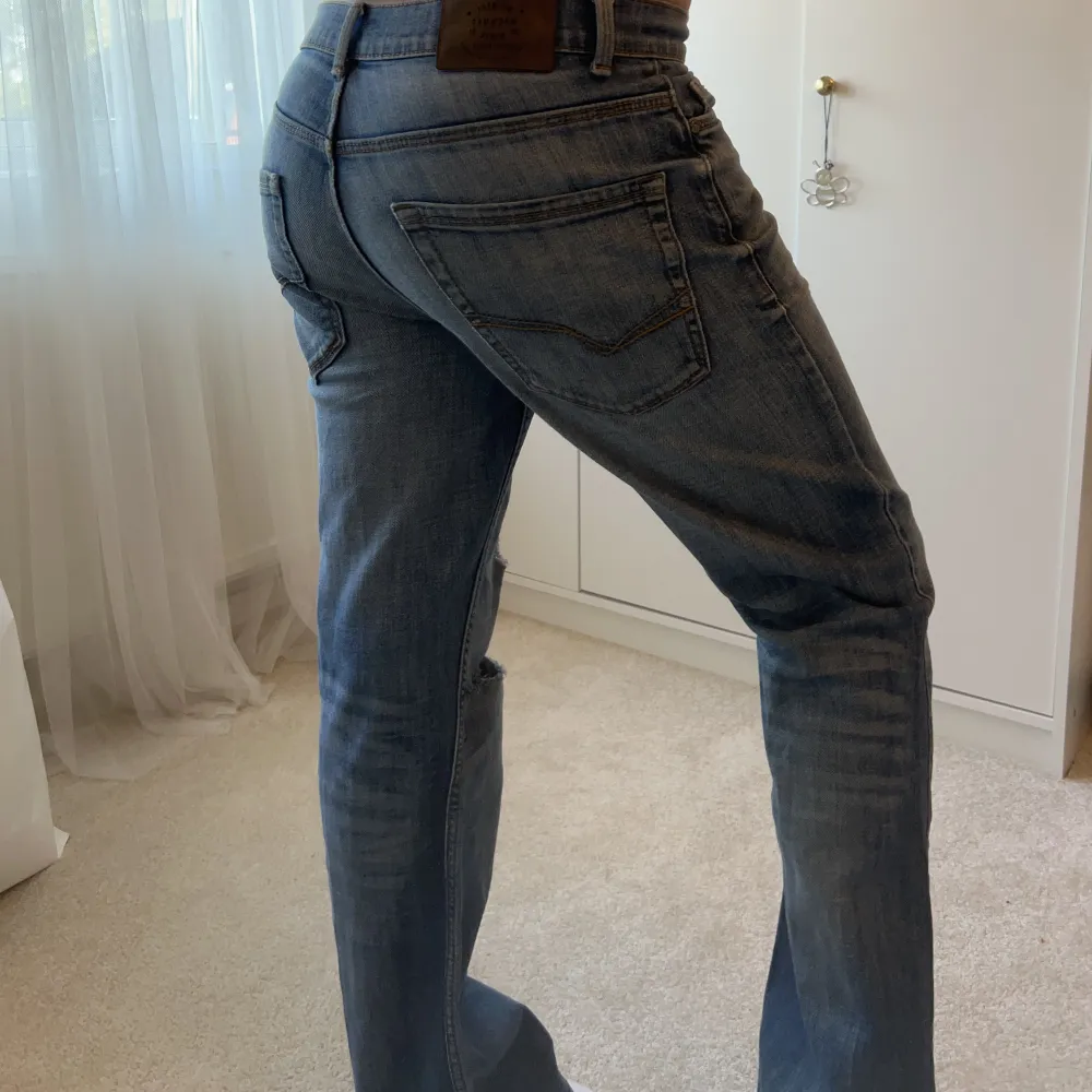 Snyggaste jeansen i rak slapp modell, storlek 30/31, passar toppen på mig som brukar ha 36 i jeans. De är 38cm över och 79 i innersöm🩵. Jeans & Byxor.