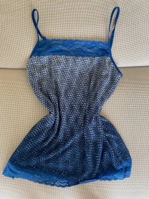 Blå vintage topp - Köpt på en secondhandbutik i New York, de är storlek L men passar mig som vanligtvis bär S 