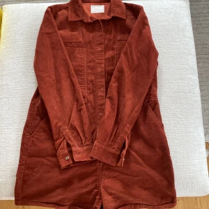 Byxdress - Skitcool Byxdress i Manchester från ASOS i storlek UK10, passar en xs/s, Är 160cm