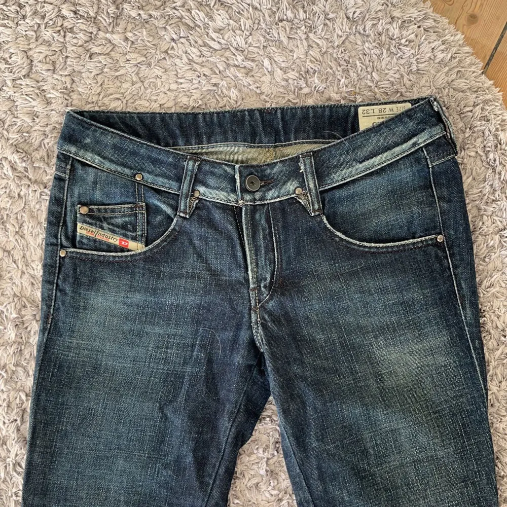 Snygga low Waits Diesel jeans. Midjemåttet: 83, innerbenslängden: 81. St. 28/32. Använd gärna köp nu!💗kan inte visa på tyvärr då de inte passar mig riktigt . Jeans & Byxor.