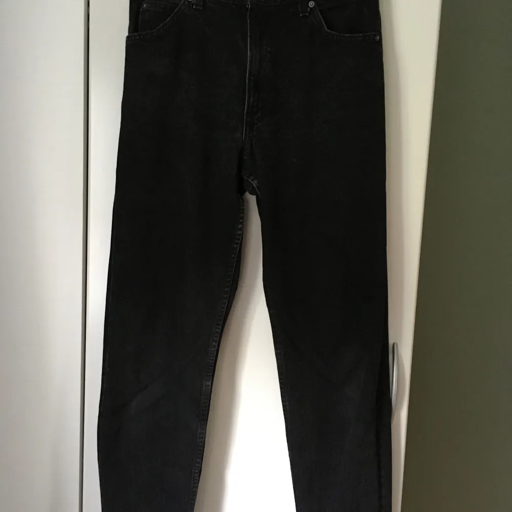 Tvättade svarta Levis Jeans, skick 8/10. Fråga gärna om fler bilder osv, kom gärna me bud!. Jeans & Byxor.