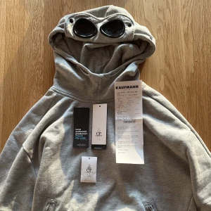 Cp company sweatshirt grå - Nypris 1300 danska kronor vilket är ungefär 2100 svenska. Använd 1 gång och är därför perfekt skick. Fick hem den nyligen o ångrade köpet direkt därför aldrig använd i stort sett. Kvitto och lappar finns kvar.