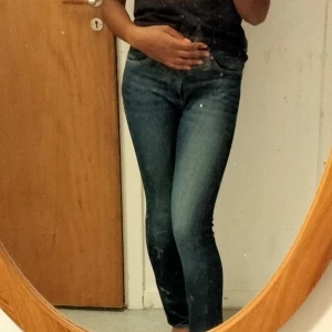 Snygga Jeans ❤️🔥 - Jättesnygga jeans, bara använt en gång.  Storlek 36  Strechar 👍🔥 Personen på bilden är 167cm Köpta i H&M  (Tar bara kontanter) 