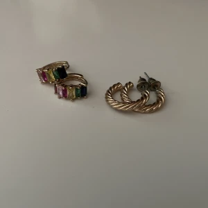 Örhängen  - Supergulliga örhängen från bikbok, används inte då jag inte använder guld 