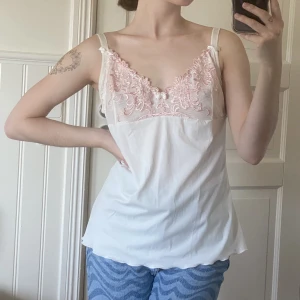 Linne - Superfint linne i spets som tyvärr är för stor på mig. Storlek 38/M. Bra skick. Säljer för 140 kr plus frakt 💖