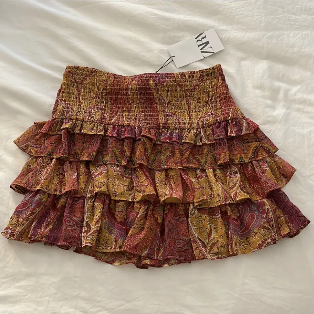 Säljer min fina zara kjol som jag köpte förra sommaren💕 inte riktigt min stil så kommer ej till användning (använd kanske 5 gånger)💕 Skriv gärna för fler frågor . Kjolar.