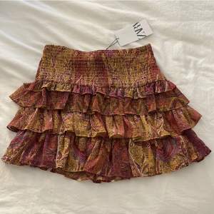 Säljer min fina zara kjol som jag köpte förra sommaren💕 inte riktigt min stil så kommer ej till användning (använd kanske 5 gånger)💕 Skriv gärna för fler frågor 