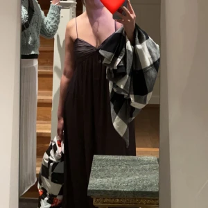 Lång klänning  - Säljer denna långa lila klänningen från H&M, tyvärr var detta de ända bilderna jag hitta på klänningen. Säljer den pga den är för liten💓💓