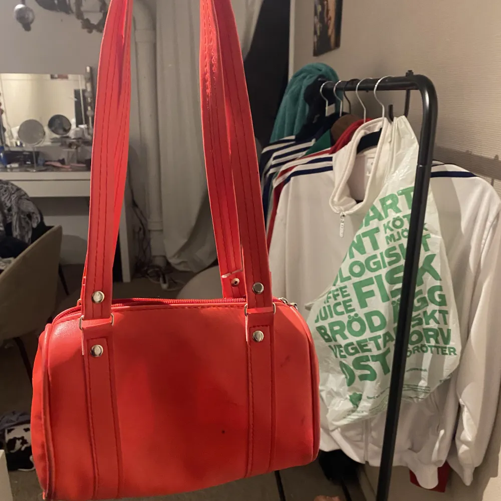 Röd puma väska köpt secondhand. Kommer inte till användning längre. Väskor.
