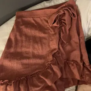Superfin kjol från ginatricot. Köpt för 300kr. Liten fläck på men inget man lägger märke till. Pris kan diskuteras 